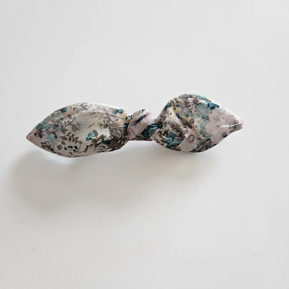 NWOT Maniere De Voir Floral Bow Hair Clip